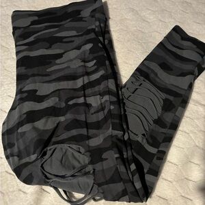 🍎Torrid Camouflage Deconstructed Leggings - Black and Gray